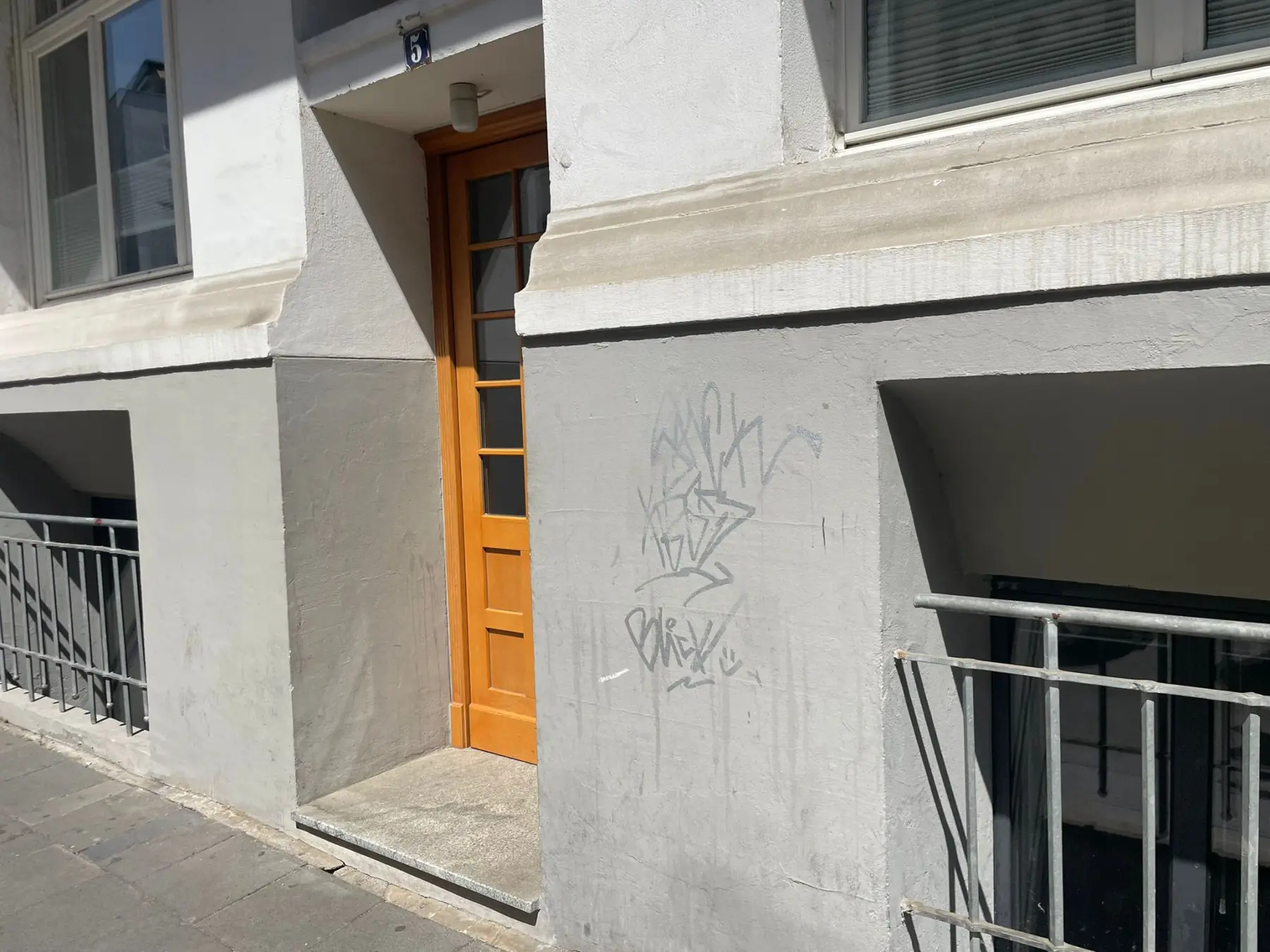 Graffiti Entfernung und Erneuerung Fassade
