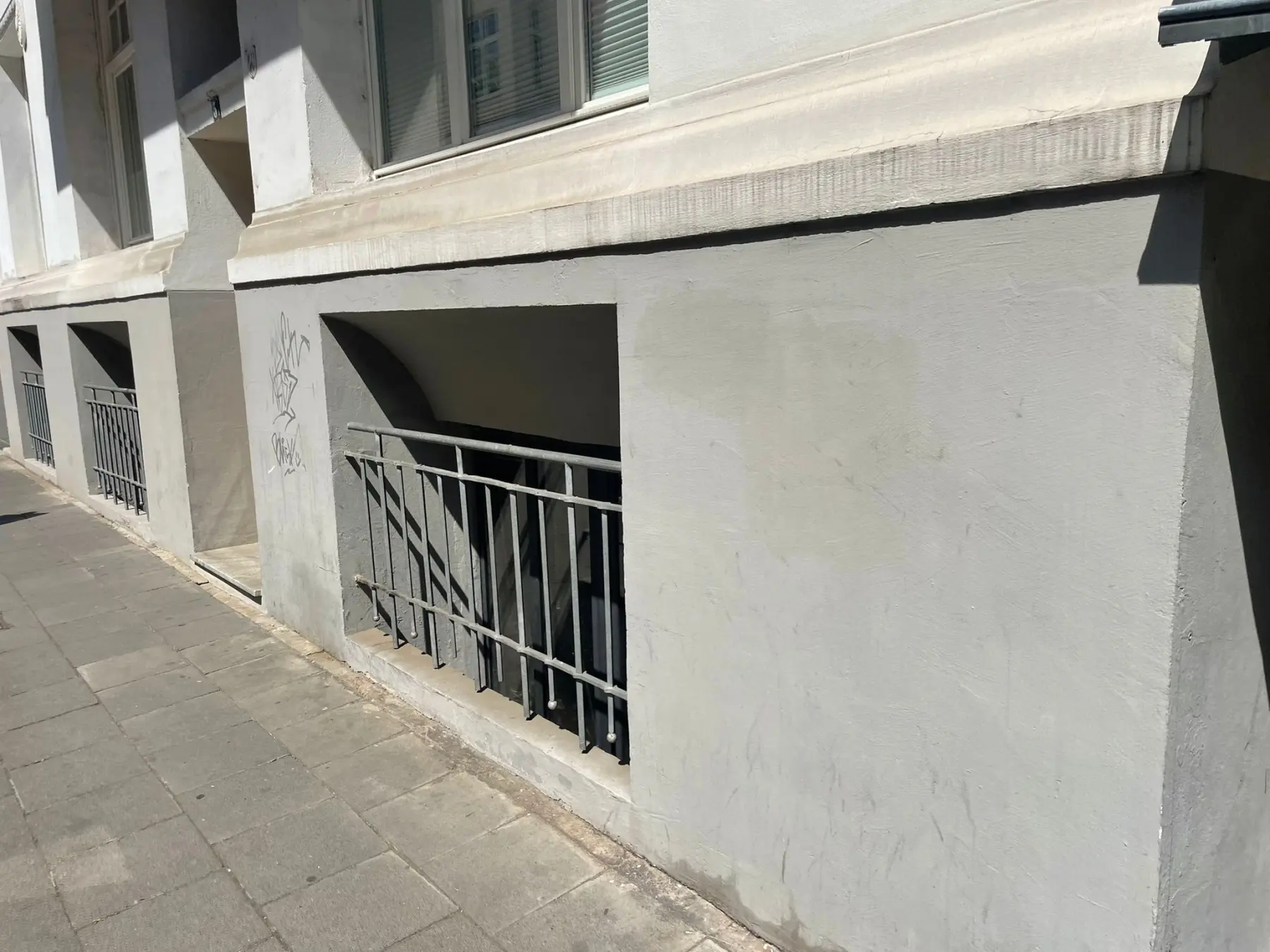 Graffiti Entfernung und Erneuerung Fassade