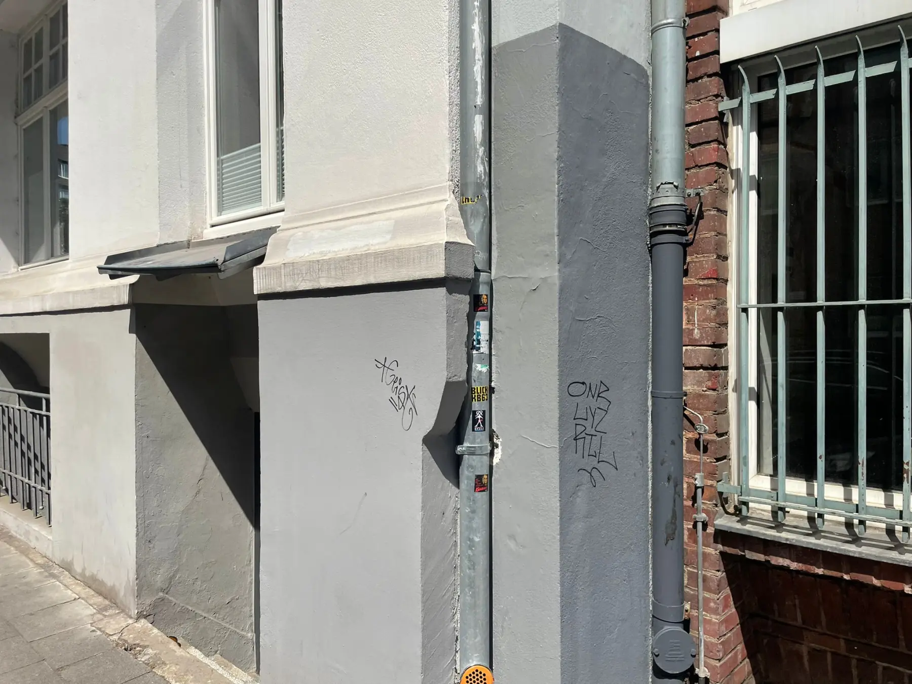 Graffiti Entfernung und Erneuerung Fassade