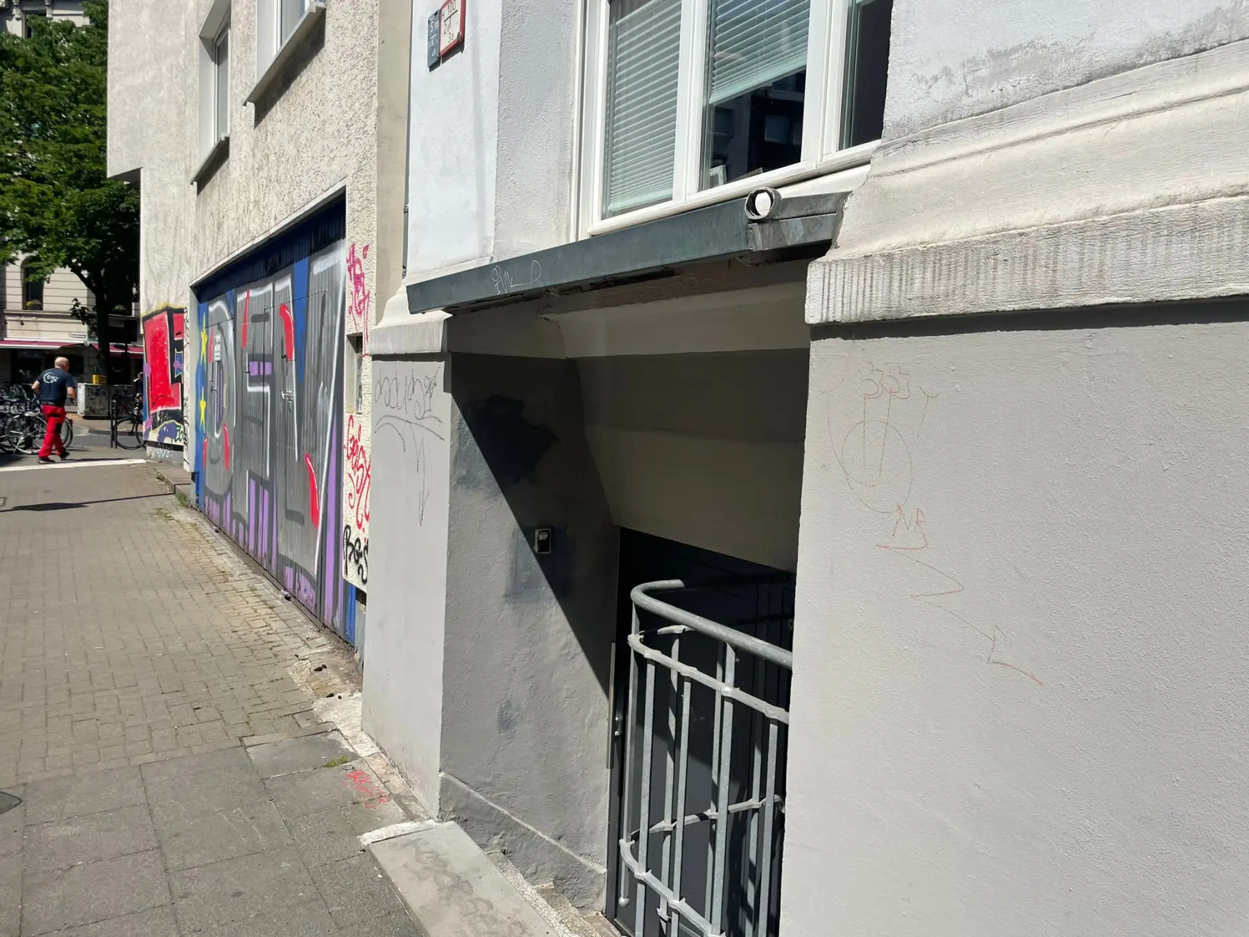 Graffiti Entfernung und Erneuerung Fassade